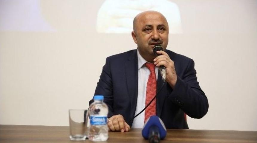 İlahiyat&ccedil;ı-yazar &Ouml;mer D&ouml;ngeloğlu: