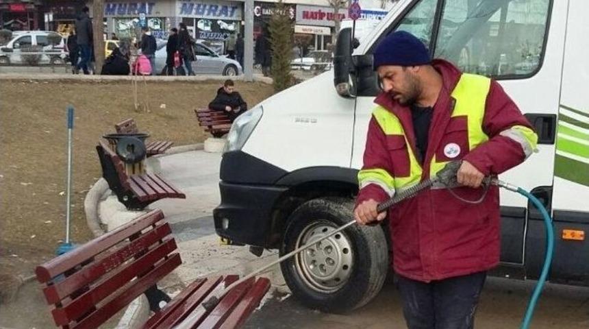 Elazığ&rsquo;da Meydan Ve Parklarda Kış Temizliği Yapıldı