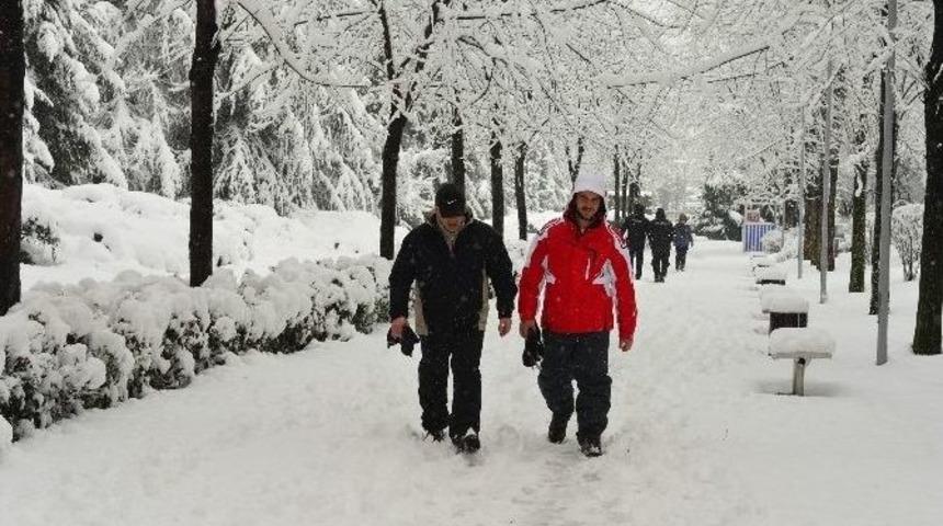 Başkent Parklarında Kar Sefası