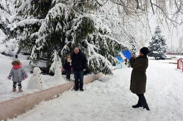 Başkent Parklarında Kar Sefası