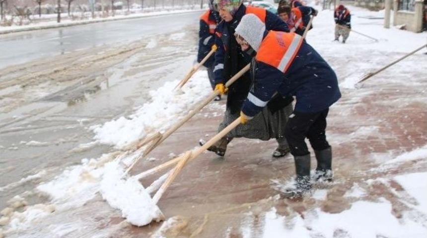 Beyşehir&rsquo;de Karla M&uuml;cadele &Ccedil;alışmaları