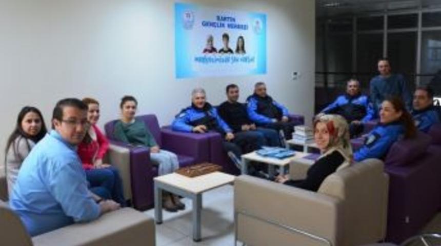Polislerden Gen&ccedil;lik Merkezine Ziyaret