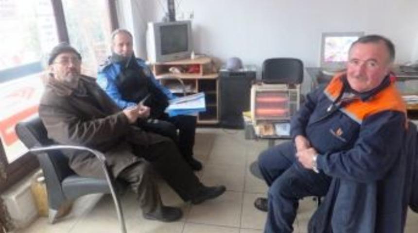 Polis Uyarıcı El Broş&uuml;r&uuml; Dağıttı