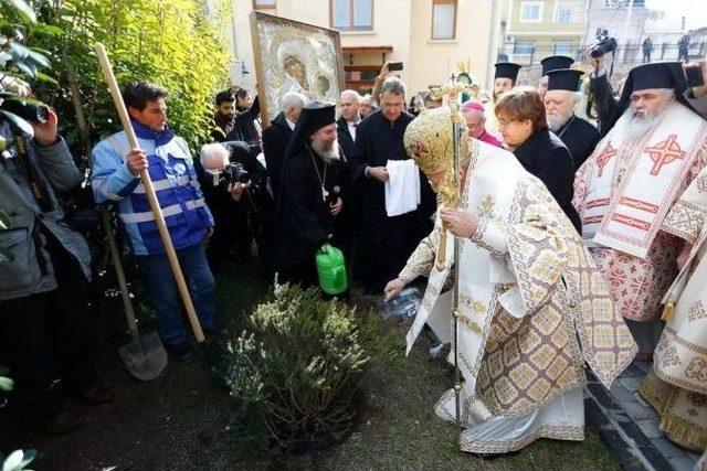 Patrik Bartholomeos Tarihi Kilisede Ayin Yönetti