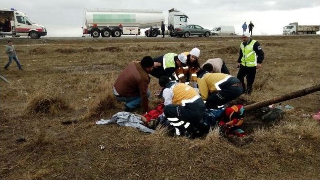 Suriyelileri Taşıyan Minib&uuml;s Şarampole Yuvarlandı: 1 &Ouml;l&uuml;, 26 Yaralı