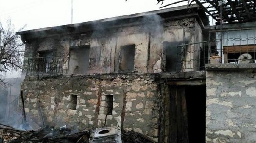 Mut&rsquo;ta İki Katlı Ev Yandı, Yaşlı &Ccedil;ift Son Anda Kurtarıldı