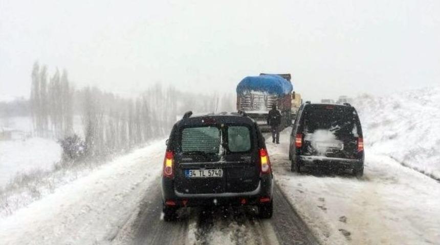 Kar Yağdı S&uuml;r&uuml;c&uuml;ler Mahsur Kaldı