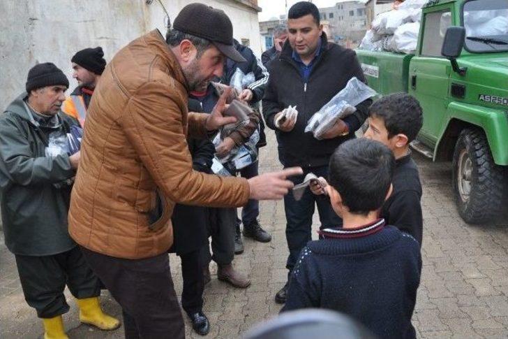 Suriyelilere Çorap Ve Odun Dağıtıldı G3