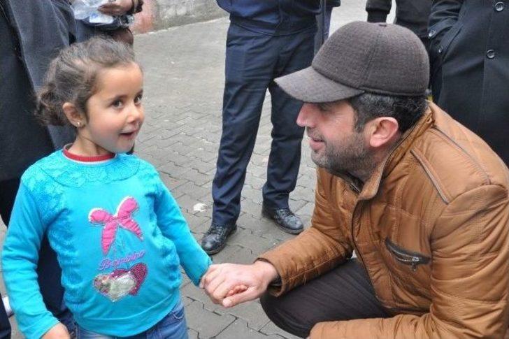 Suriyelilere Çorap Ve Odun Dağıtıldı G1