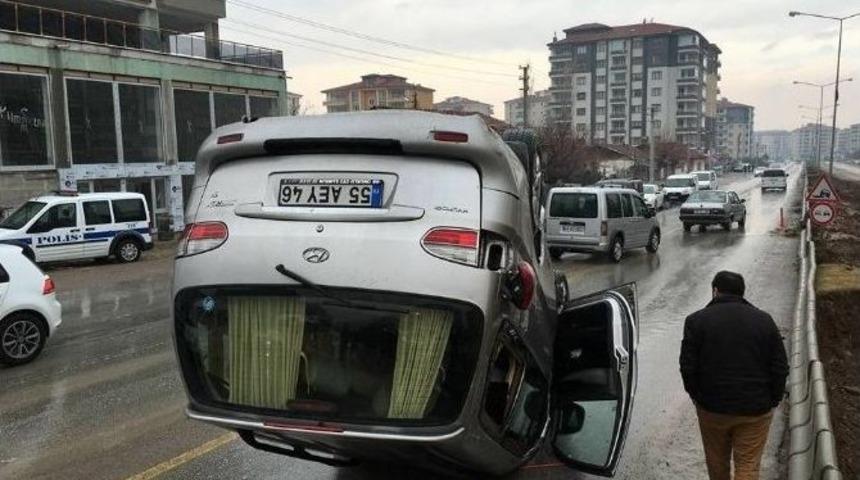 Ters Dönüp Sürüklenen Minibüsün Sürücüsü Yara Almadan Kurtuldu