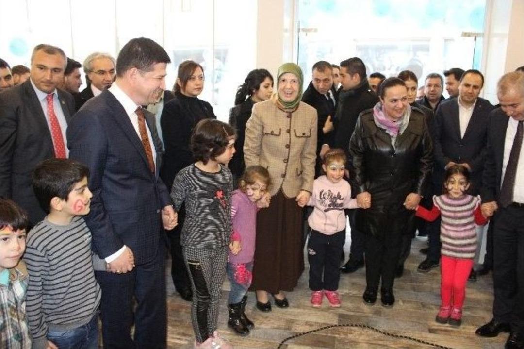 Bakan Ramazanoğlu, &Ccedil;ocuklarla &lsquo;&ccedil;ember&rsquo; Oynadı