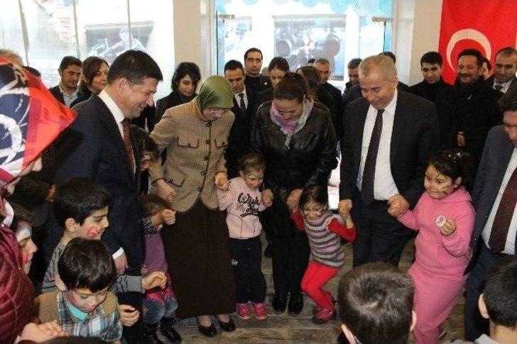 Bakan Ramazanoğlu, Çocuklarla ‘çember’ Oynadı G1