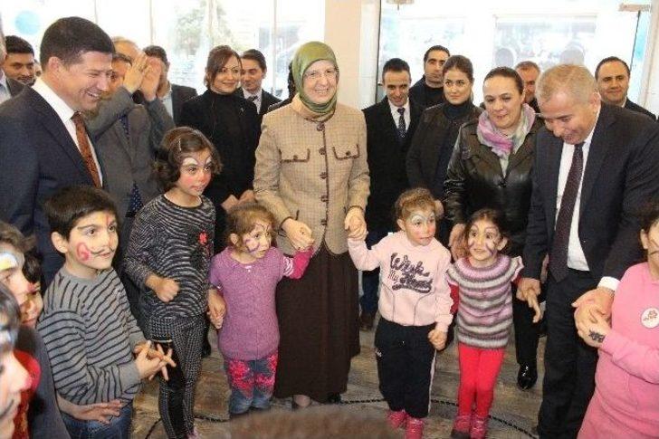 Bakan Ramazanoğlu, Çocuklarla ‘çember’ Oynadı G2