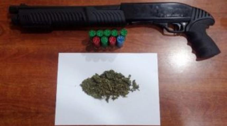 Ş&uuml;phelenilen Ara&ccedil;tan Uyuşturucu Ve Silah &Ccedil;ıktı