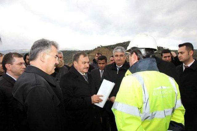 Bakan Eroğlu, Gökbel Barajı’nda İncelemelerde Bulundu