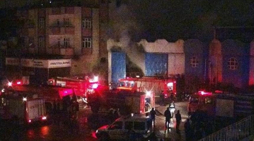 Gaziantep&rsquo;te İnşaat Malzemeleri Satılan Depoda Yangın &Ccedil;ıktı