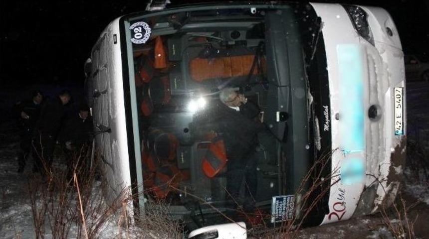 Sivas&rsquo;ta Yolcu Otob&uuml;s&uuml; Şarampole Devrildi: 21 Yaralı