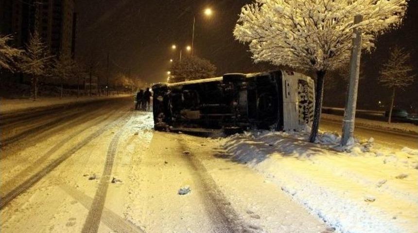 Servis Minib&uuml;s&uuml; Devrildi