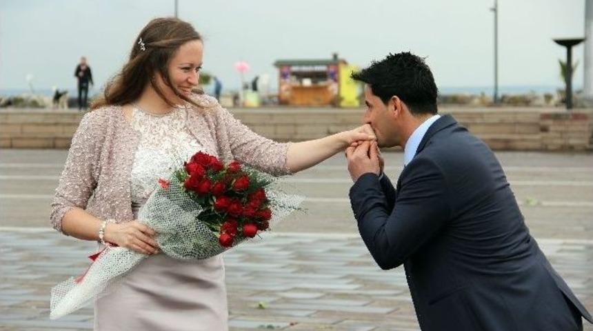 Avusturyalı Sevgilisine Atat&uuml;rk Anıt Alanı&rsquo;nda Evlilik Teklifinde Bulundu