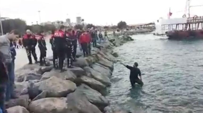 Denizin Kıyısında İntihara Kalkışan Gen&ccedil;, Polisleri Seferber Etti