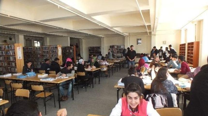 Halk K&uuml;t&uuml;phanesinde Ygs Yoğunluğu