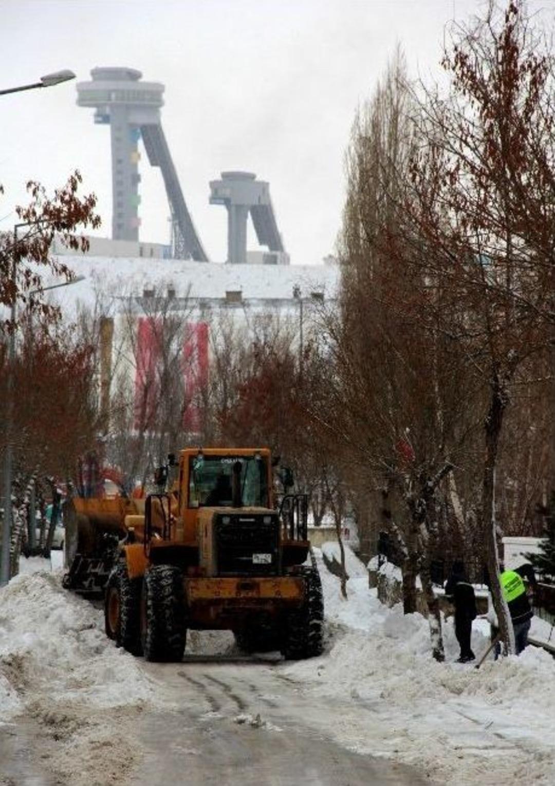 Doğu&rsquo;da Kar Ve Tipi Yolları Kapadı