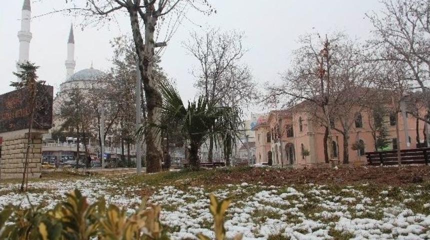 Elazığ G&uuml;ne Karla Uyandı