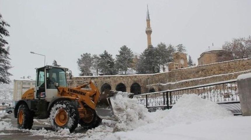 Nevşehir Belediyesi Kar Temizleme &Ccedil;alışmalarını S&uuml;rd&uuml;r&uuml;yor