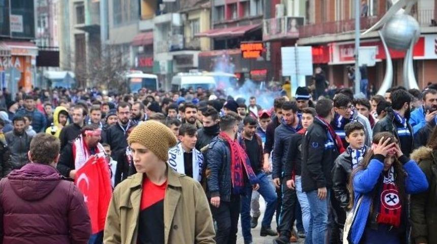 Taraftarlardan Ter&ouml;re Tepki Y&uuml;r&uuml;y&uuml;ş&uuml;