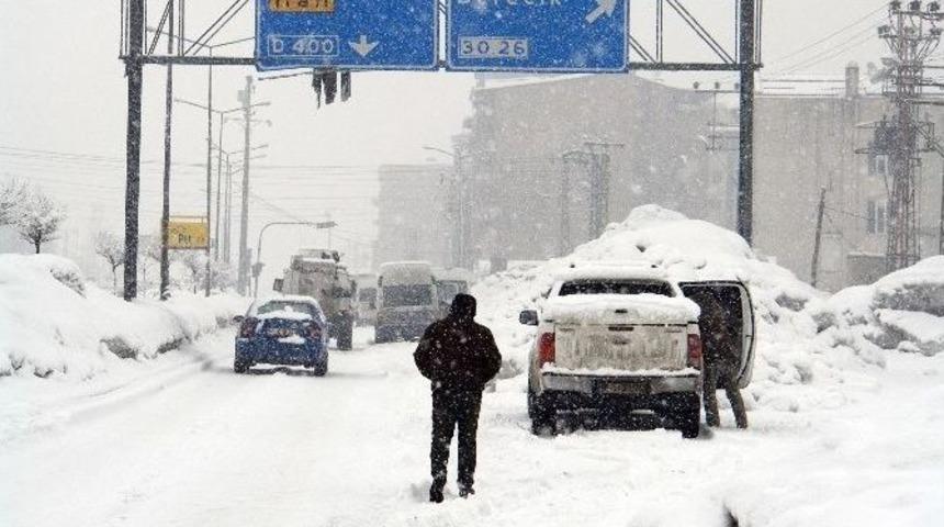 Y&uuml;ksekova&rsquo;da Kar Yağışı