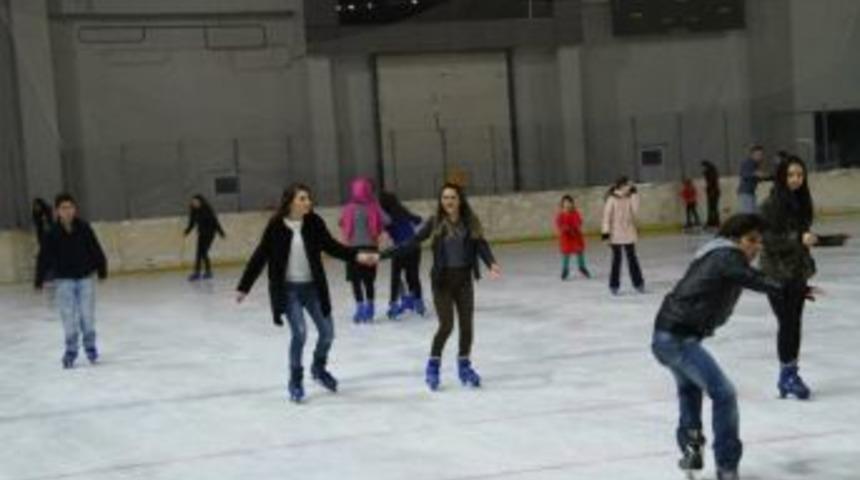 3 Bin &Ouml;ğrencinin Karne Hediyesi Buz Pateni Oldu