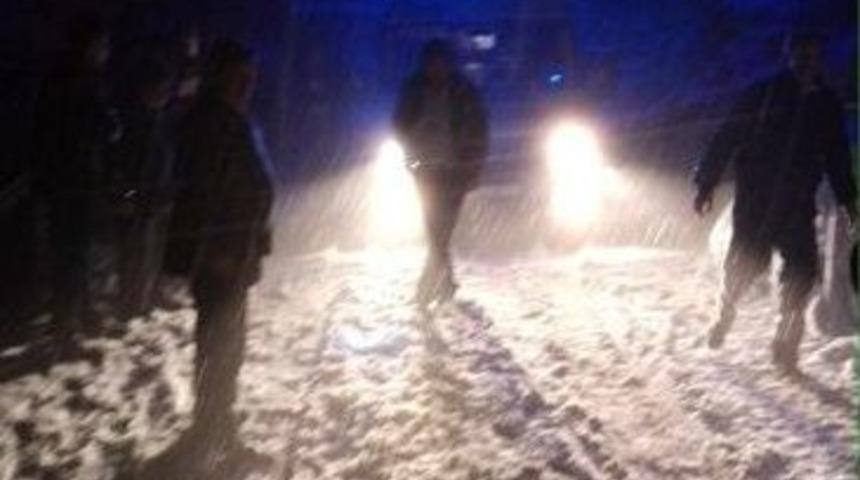 D&uuml;şerek Yaralan Kadını Kurtarmak İ&ccedil;in Seferber Oldular