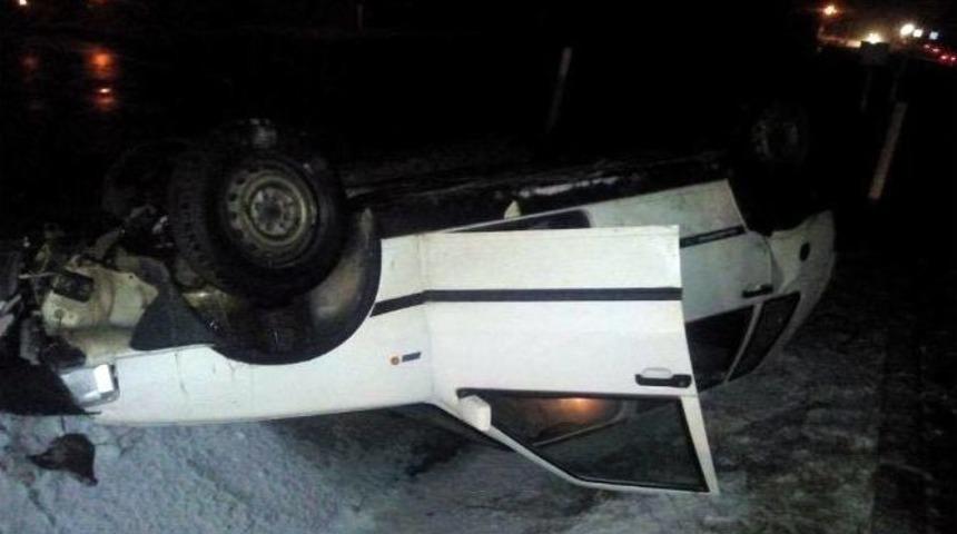 Kontrolden &Ccedil;ıkan Otomobil Orta Ref&uuml;je Devrildi