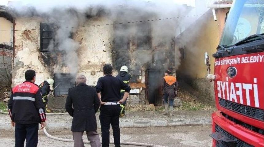 İki Katlı Ahşap Ev Yandı