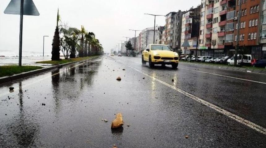 Fatsa&rsquo;da Dev Dalgalar Karayoluna Ulaştı