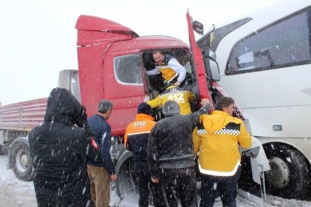 Otob&uuml;s Tır&rsquo;a &Ccedil;arptı: 1 &Ouml;l&uuml;, 33 Yaralı