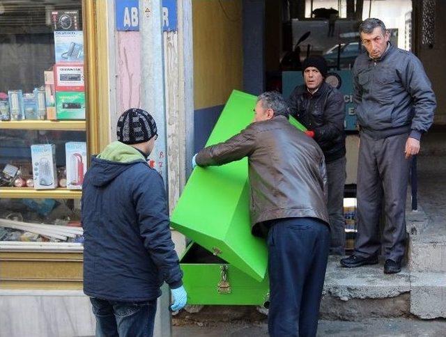 Demirci’de Bir Kadın Ölü Bulundu