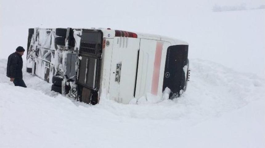 Muş&rsquo;ta Otob&uuml;s Yan Yattı: 40 Yaralı
