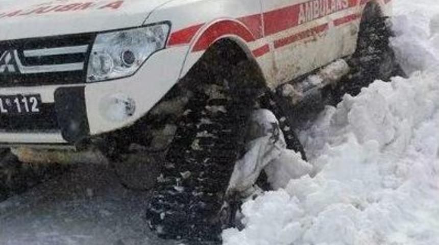 Karlı Yolda Mahsur Kalan Sağlık Ekipleri Kurtarıldı