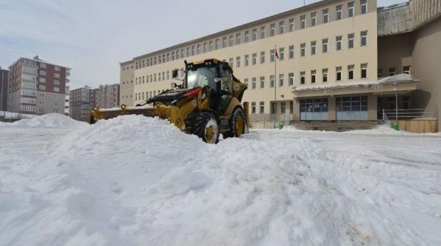 Yakutiye, Okul Bah&ccedil;elerini Temizledi