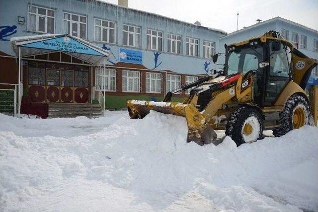 Yakutiye, Okul Bahçelerini Temizledi