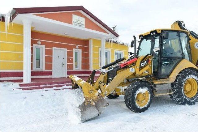 Yakutiye, Okul Bahçelerini Temizledi