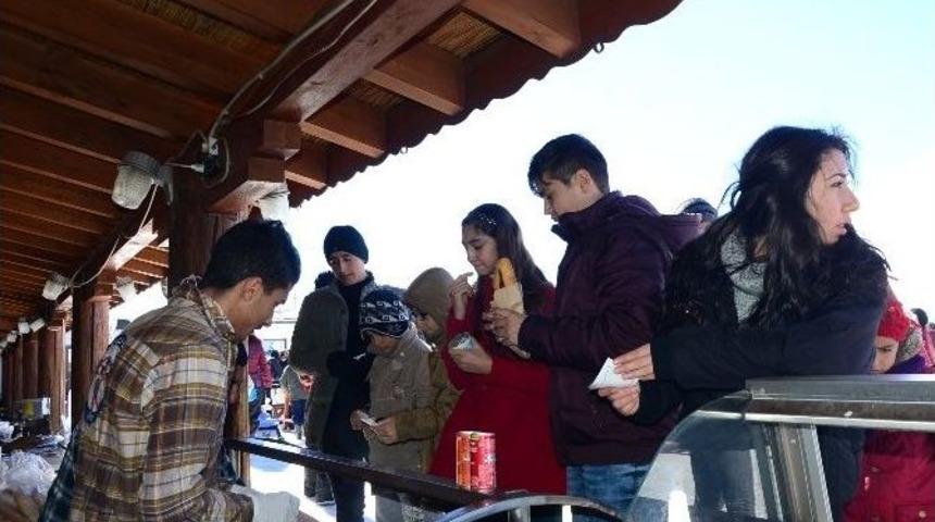 Mahalle Muhtarı &Ccedil;ocuklara Erciyes&rsquo;te Kayak Keyfi Yaşattı