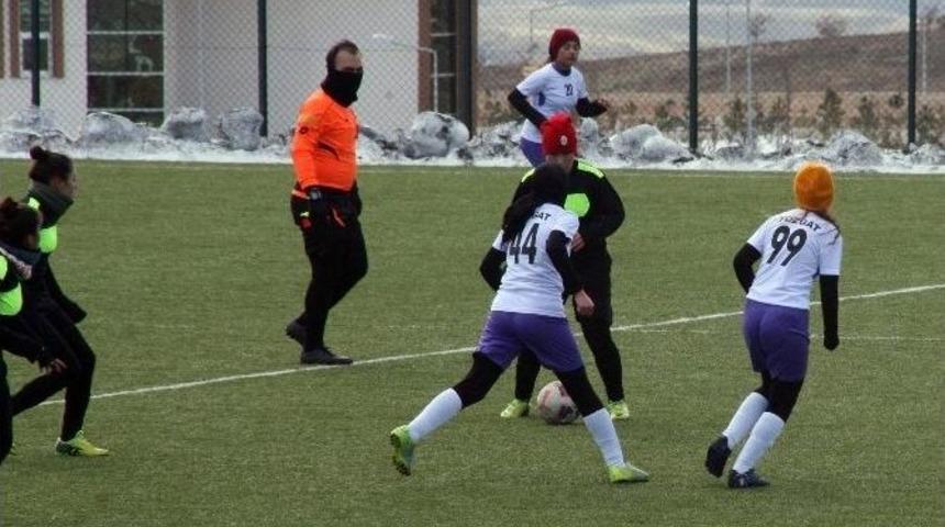 Eksi 4 Derecede Oynanan Futbol Ma&ccedil;ında Bayan Sporcular Sahaya Bere Ve Boyunlukla &Ccedil;ıktı