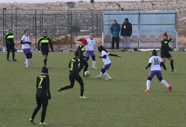 Eksi 4 Derecede Oynanan Futbol Maçında Bayan Sporcular Sahaya Bere Ve Boyunlukla Çıktı