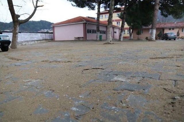 Çatalköprü’nün Okul Bahçesi Artık Parke Döşeli