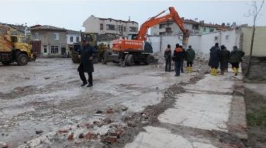 Burhaniye&rsquo;de Eski Belediye Binası Yıkıldı