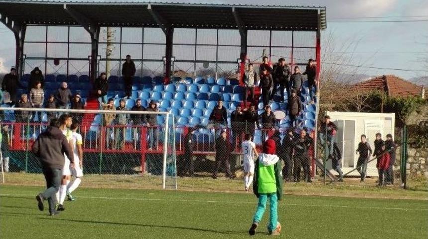 Amat&ouml;r Ma&ccedil;ta Saha Karıştı, Başkan Trib&uuml;nden B&ouml;yle Atladı