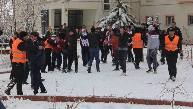 Maçtan Önce Taraftarlar Kavga Etti 1