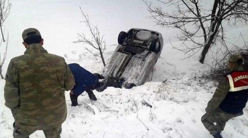 G&uuml;m&uuml;şhane&rsquo;de Trafik Kazası: 2 Yaralı